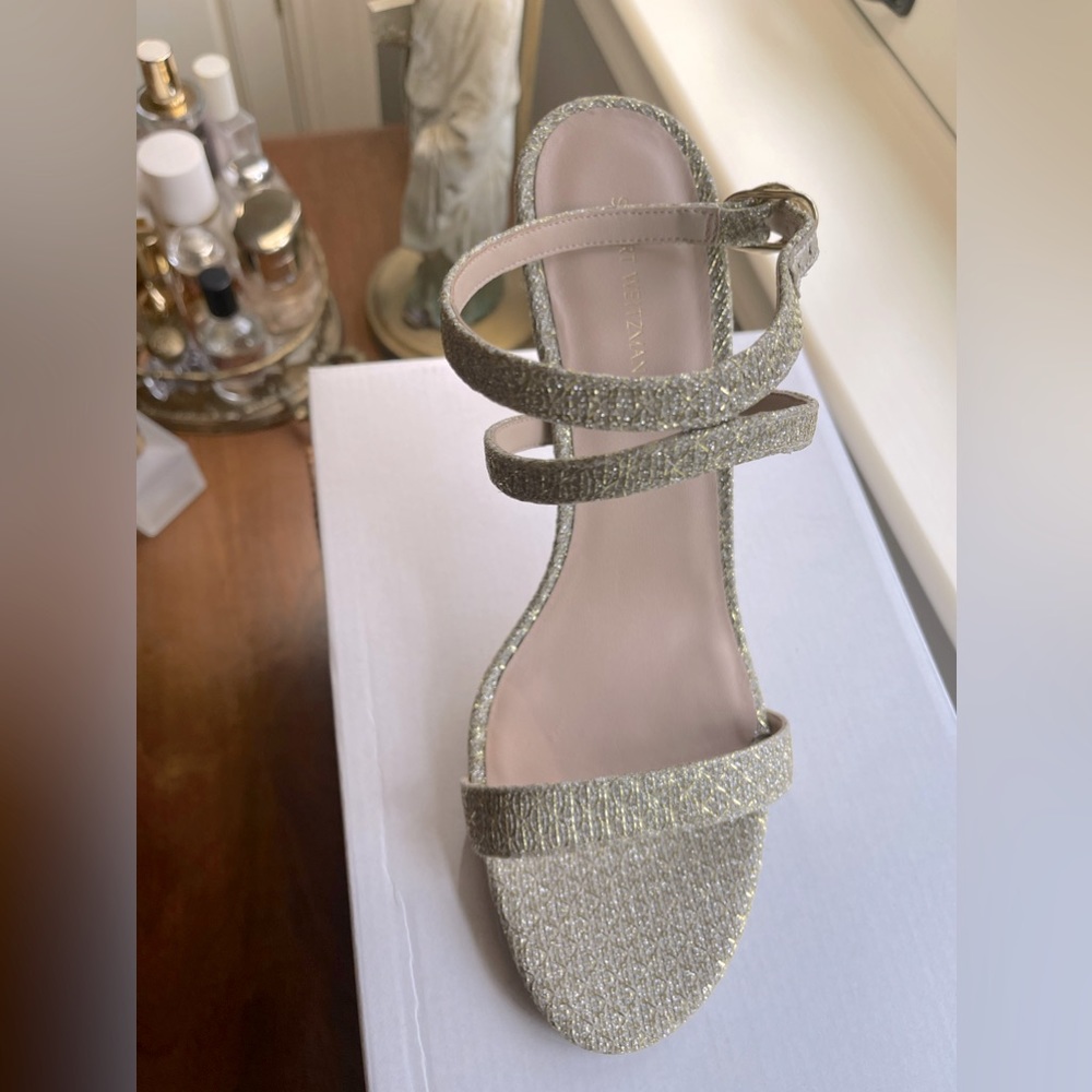 Stunning NWOT Stuart Weitzman gold heels